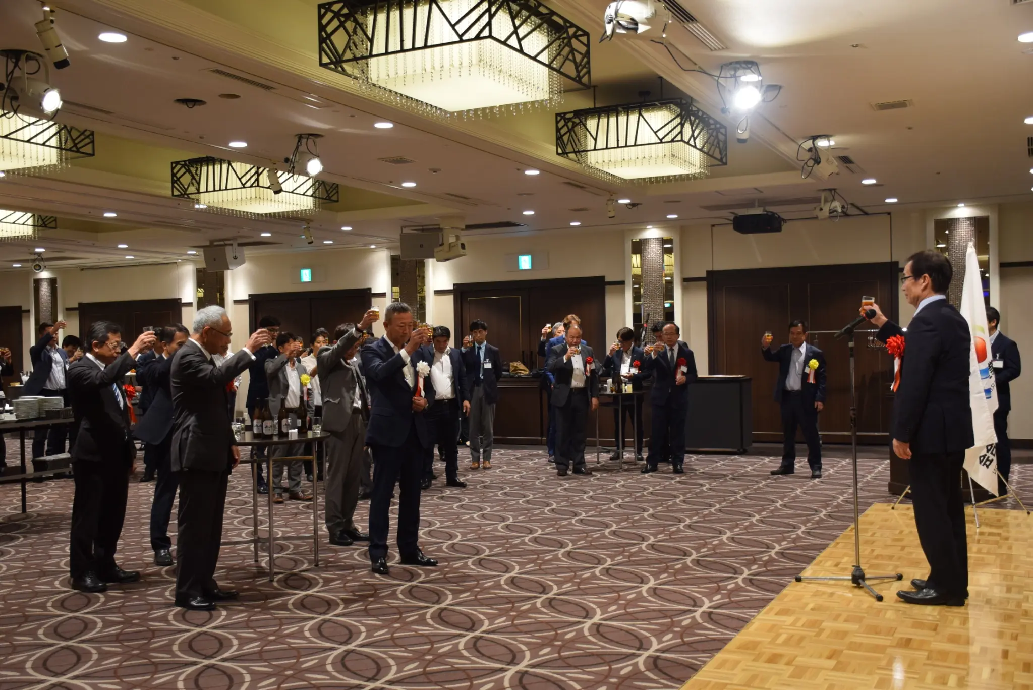 立食パーティー開始の様子